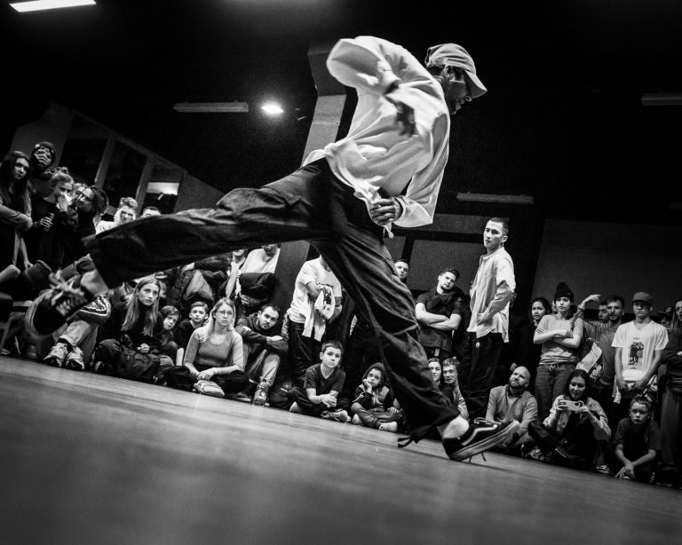 Danseurs s'affrontant lors d'un battle 7 to smoke hip hop freestyle