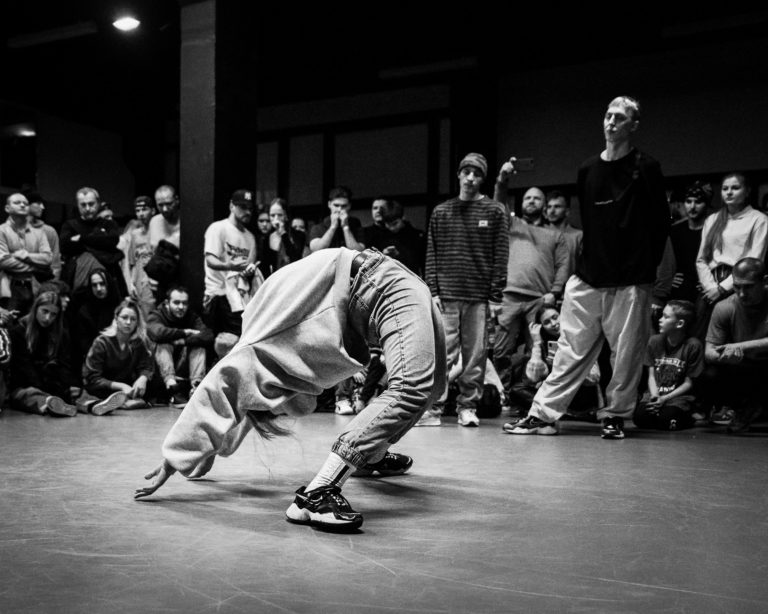 Danseur hip hop freestyle en train de faire un passage de danse lors d'un battle 1 vs 1