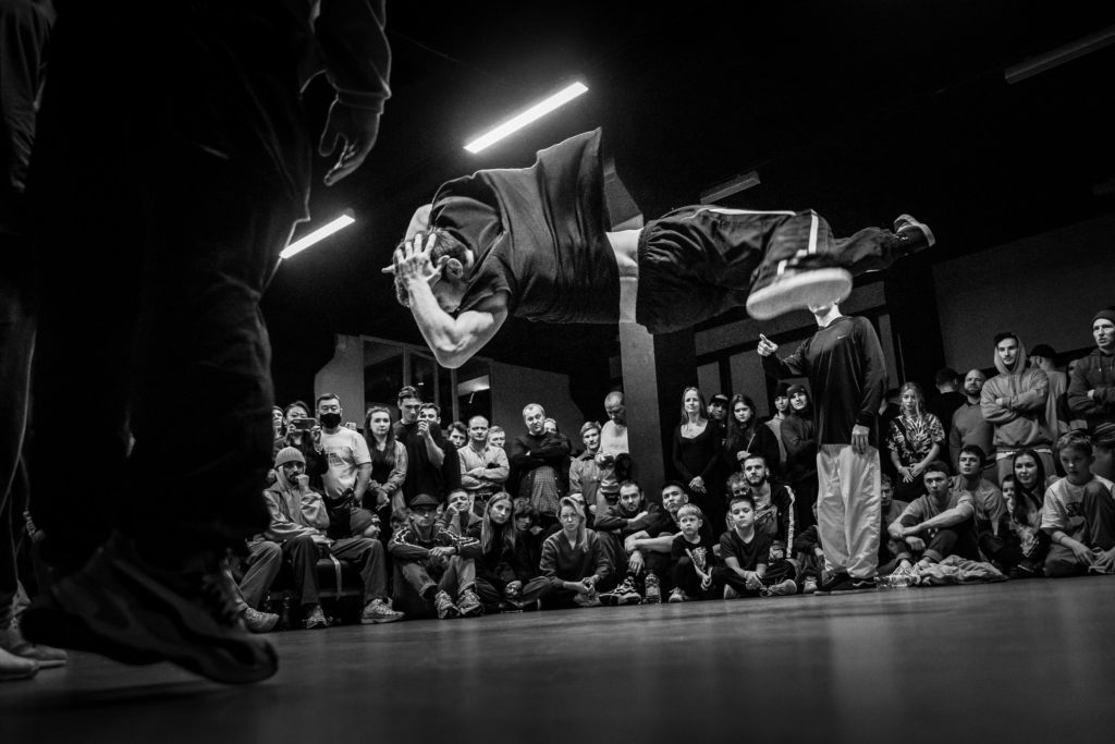 Danseur hip hop freestyle en battle 1vs1 contre un autre danseur qui le pointe du doigt