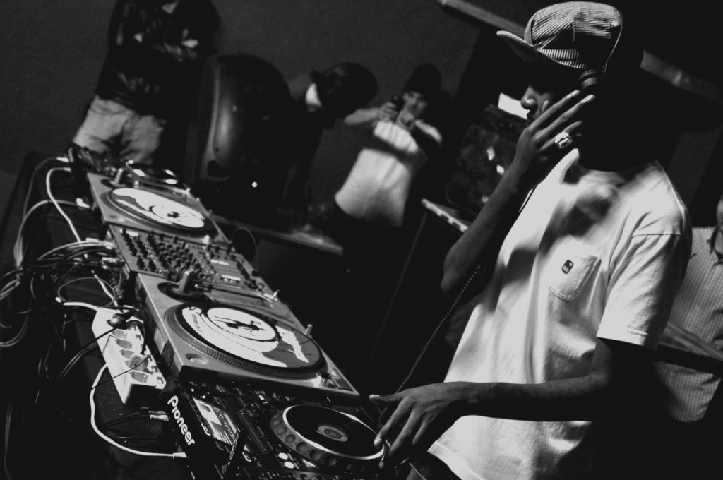 DJ passant une musique hip hop pour un battle de danse freestyle
