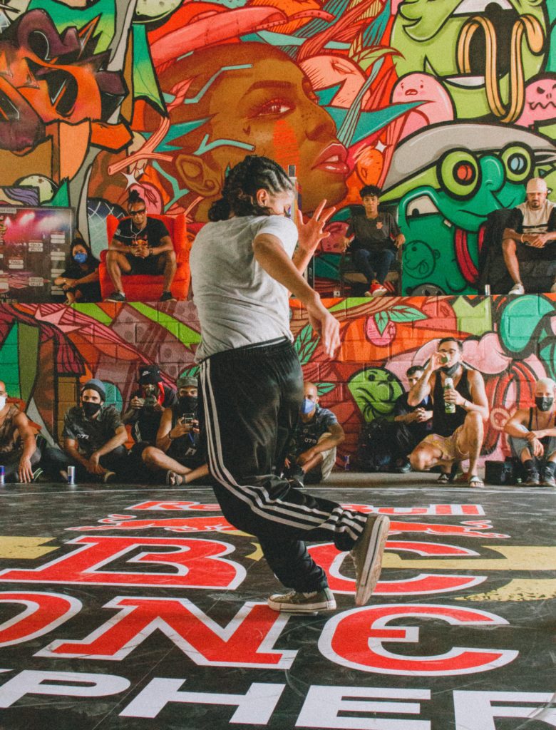 Juges en train d'analyser une danseuse freestyle lors d'un battle hip hop